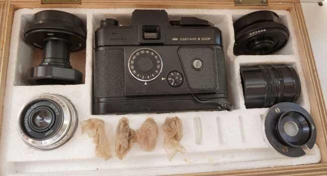 Именно такие специалисты и работают в нашем сервисе. Основное преимущество ремонта в нашей компании – это современная аппаратура, комплексная диагностика, возможность заказать оригинальные детали. Последние поставляются от производителя, поэтому мы гарантируем вам, что ремонт пленочного фотоаппарата Зенит пройдет быстро и качественно.