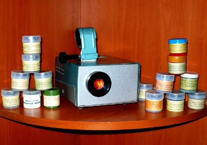 Фильмоскоп «Зарница» и коллекция диафильмов в баночках. Фото из Сети