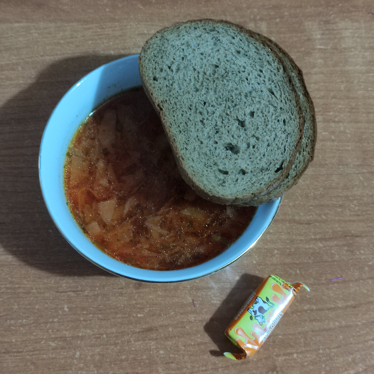 Диетический борщ на говяжьем бульоне с фрикадельками из говяжьей вырезки. Капуста, картофель, морковь, лук, свёкла, зелень. 