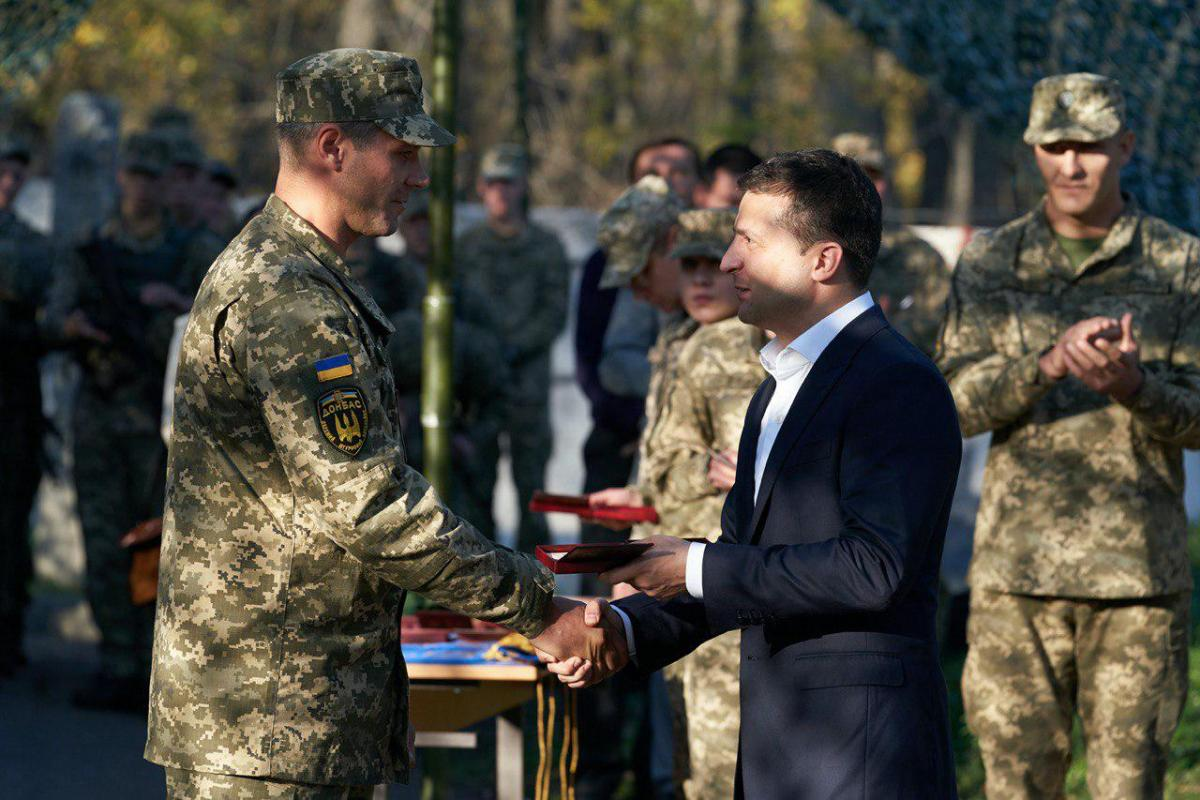 Новости президента украины сегодня последние. Владимир Зеленский ВСУ. Зеленский президент Донбасс. Зеленский ВСУ. Владимир Зеленский армия.