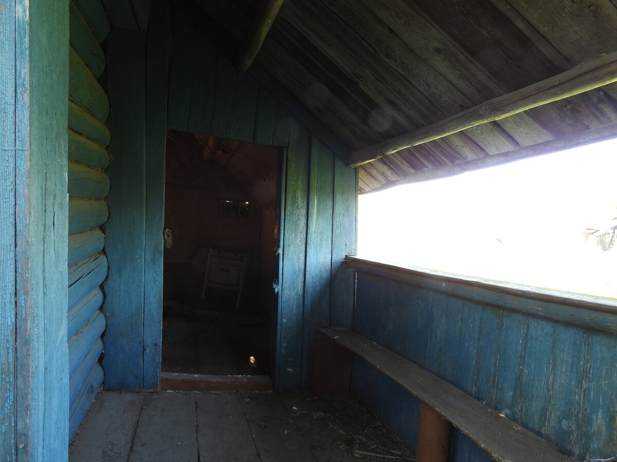 Крыльцо и вход в дом со стороны улицы