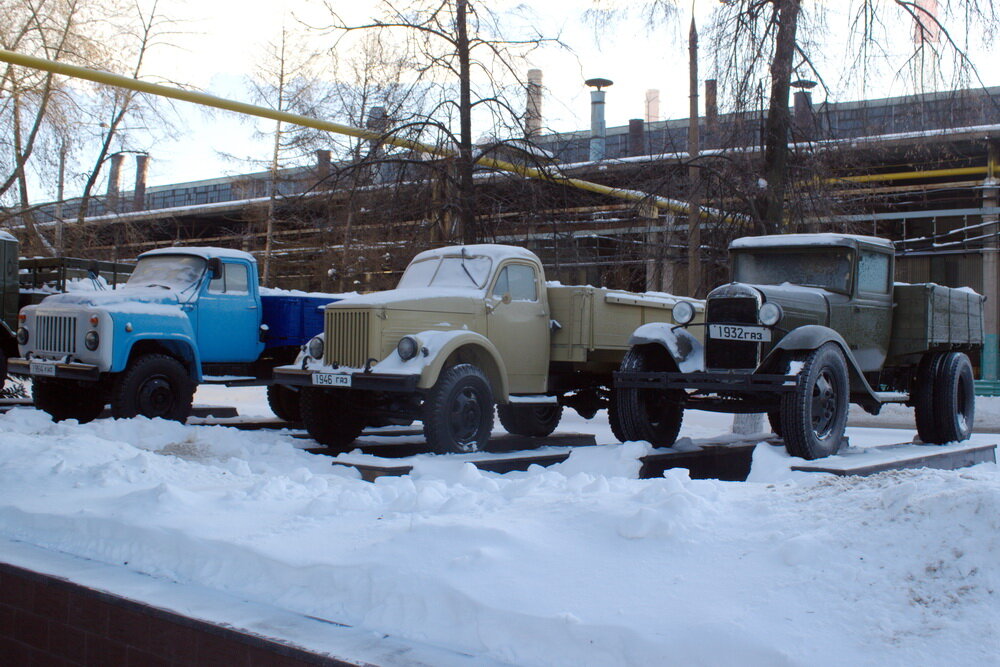 Ровно 90 лет назад из главных ворот Нижегородского автомобильного завода выехал первый «НАЗик» - грузовичок НАЗ АА, собранный по лицензии и чертежам Ford AA. В скором времени город переименуют в Горький, а вслед за этим и марку автомобиля. Он станет «ГАЗик», а в простонародии «полуторка». Ровно полторы тонны по документам он мог перевозить, но в реальности грузили чуть ли не в два раза больше. Новый грузовик был собран на конвейере, он стал самым массовым в нашей стране на два ближайших десятилетия. Простой и неприхотливый, он получил множество модификаций, работал на любых видах топлива, даже на дровах. «Полуторка» доставляла хлеб в блокадный Ленинград и вывозила эвакуируемых. Она прошла через всю войну, и потом еще долго работала в сфере народного хозяйства. Простота конструкции делала эту машину ремонтопригодной буквально на коленке. Сейчас увидеть ее можно или в музеях или у частных коллекционеров. А в Нижнем Новгороде до сих пор выпускают полуторка, правда, уже в четвертом поколении, под названием «ГАЗель». Побываем на сборке? 