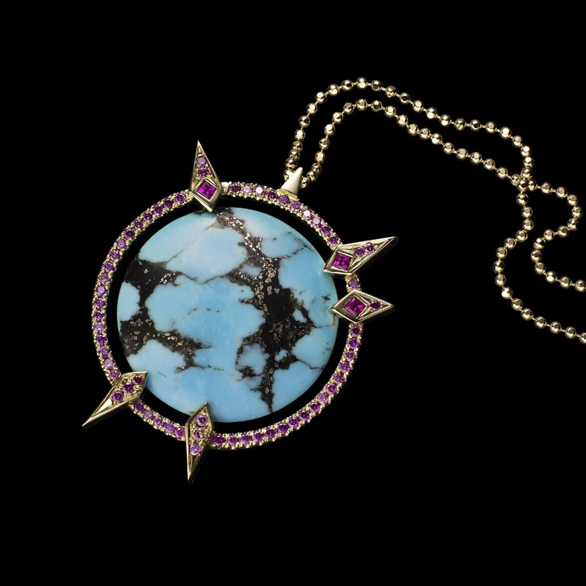 Невероятная бирюза, установленная в центре этого единственного в своем роде кулона от Бена Дэя, приглашает к путешествию: ее узор зеркально отражает атлас.