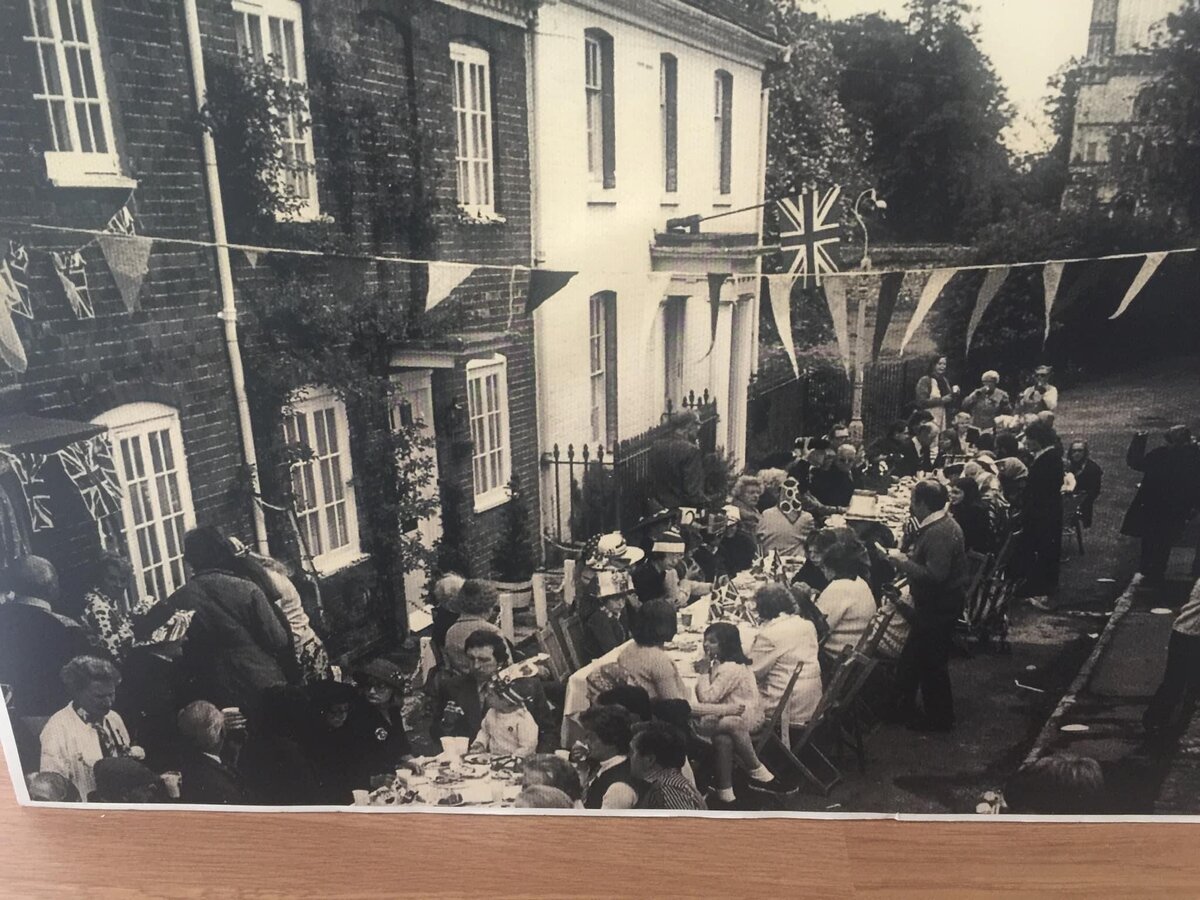 Соседи вышли на улицы отмечать одно из дней рождения королевы Елизаветы  II. Год неизвестен. Фотография из Винчестерской группы в Фейсбуке. 