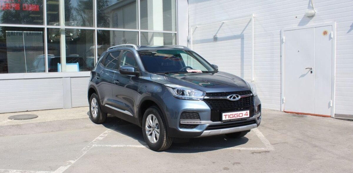 Chery Tiggo 4 на парковке у дилера