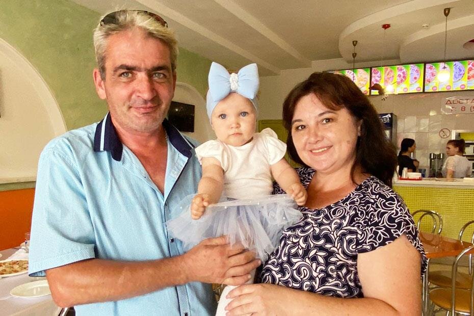 Уля Рыбалко с дедушкой Сергеем и бабушкой Оксаной