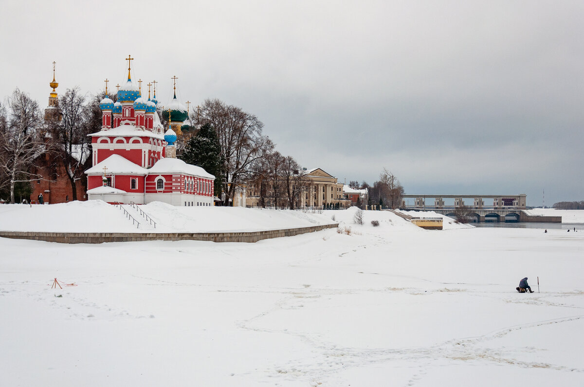Церковь Дмитрия Царевича на крови (красная) и другие постройки Угличского кремля. Справа - плотина Угличской  ГЭС
