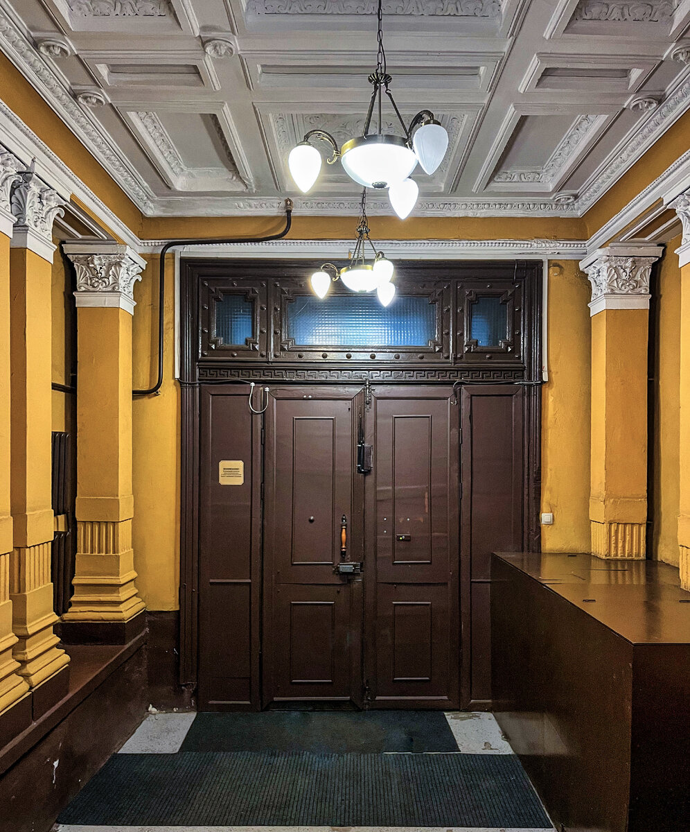 Парадная чистая и отремонтированная. Одно удовольствие ее разглядывать. Фото автора