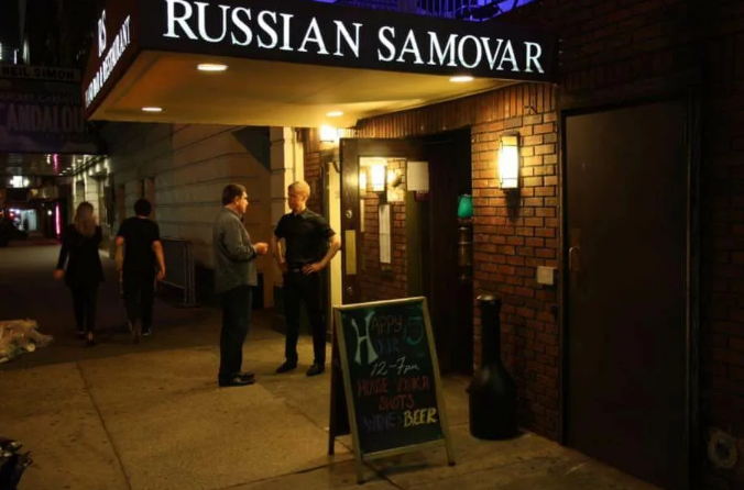 "Русский самовар" - ресторан в Нью-Йорке. Наверное. из названия будут слово "русский" убирать, а "самовар" оставят (фото из открытых источников)