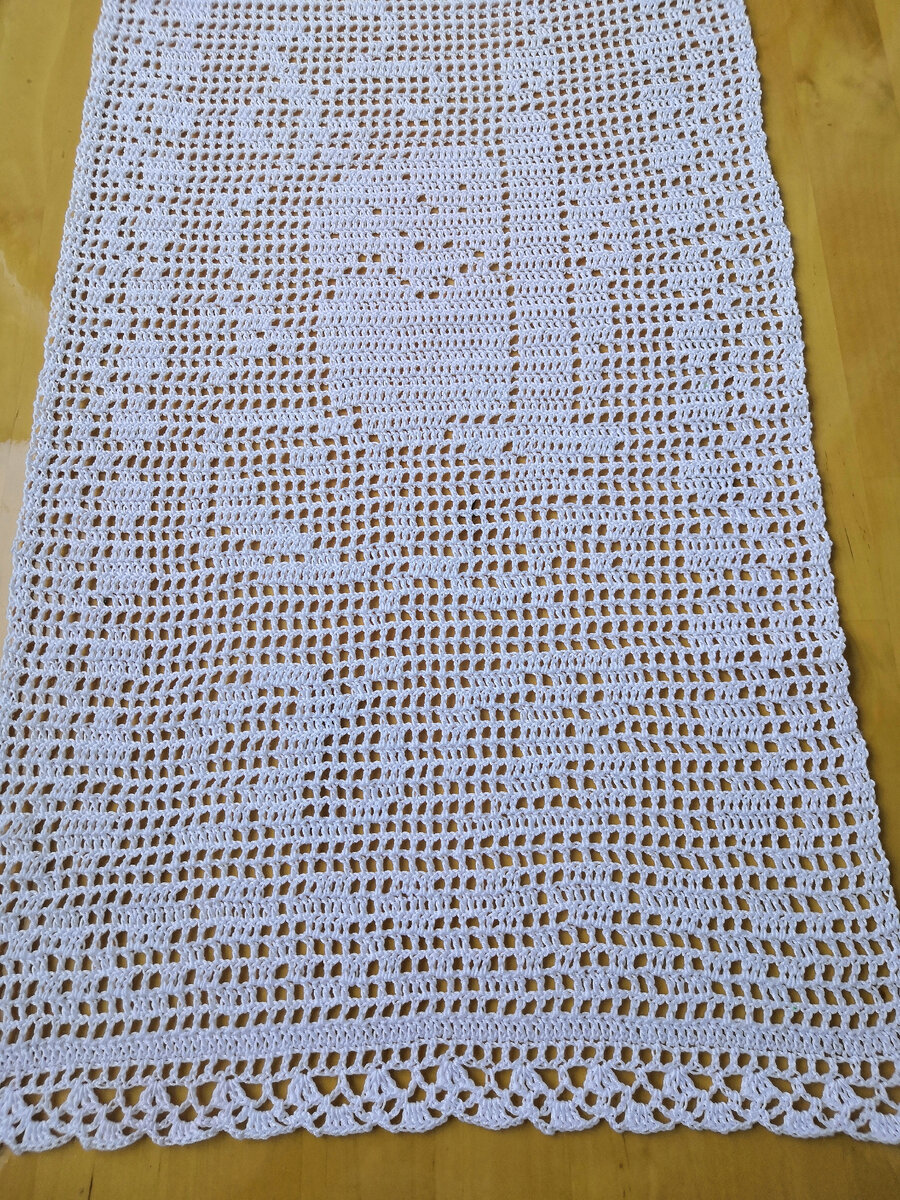 Добрый день, дорогие друзья! А вы уже начали готовиться к Пасхе? В 2022 году она будет 24 апреля. Я уже приступила к подготовке. Для начала связала крючком вот такую красивую салфетку в филейной технике. Согласитесь, что на такой салфетке будет празднично выглядеть блюдо с пасхальным куличом и корзинка с крашеными яйцами. Вязала по схеме, которая приведена ниже. 