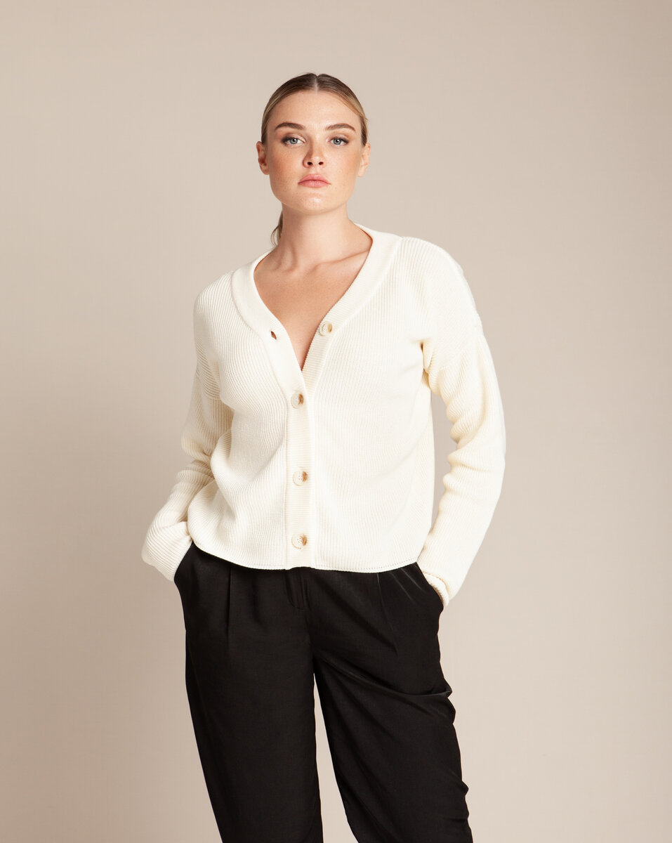 Джемпер-кардиган в молочном цвете