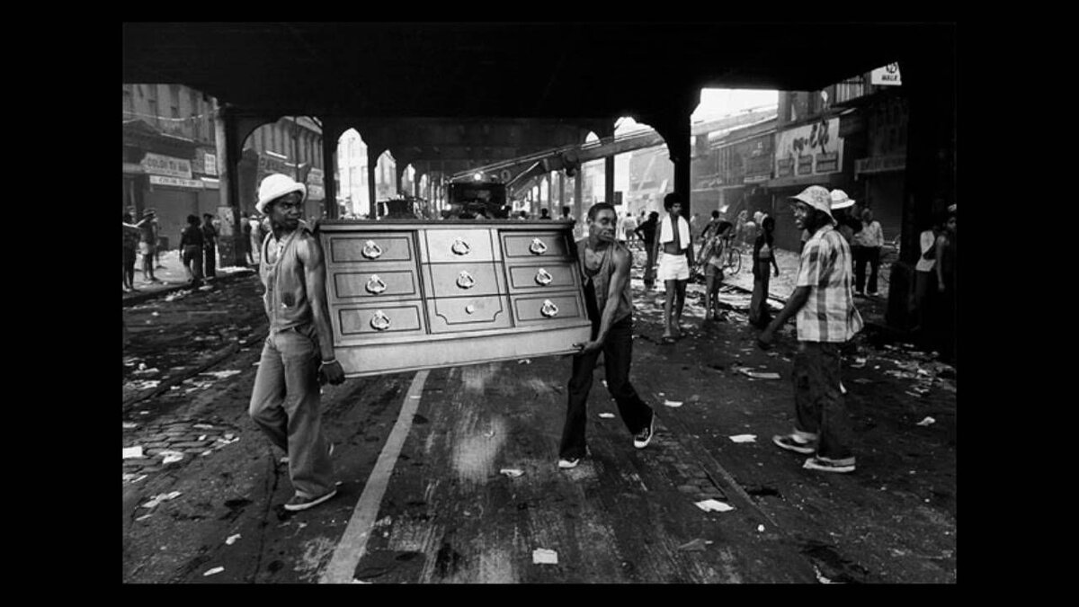 14 июля 1977 "Ночь страха" в Нью-Йорке. 