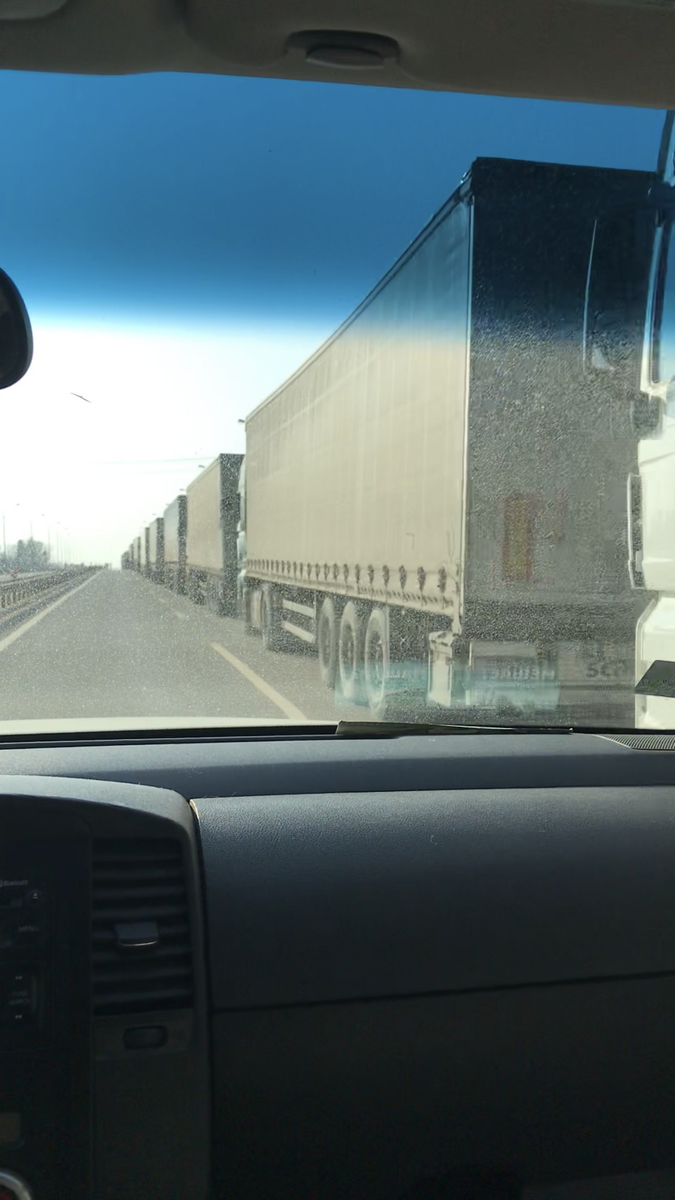 Очередь из фур для заезда на таможню