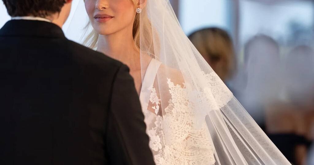 ПЕРВЫЕ ФОТО СО СВАДЬБЫ БРУКЛИНА БЕКХЭМА И НИКОЛЫ ПЕЛЬТЦ: рассматриваем платье и смокинг