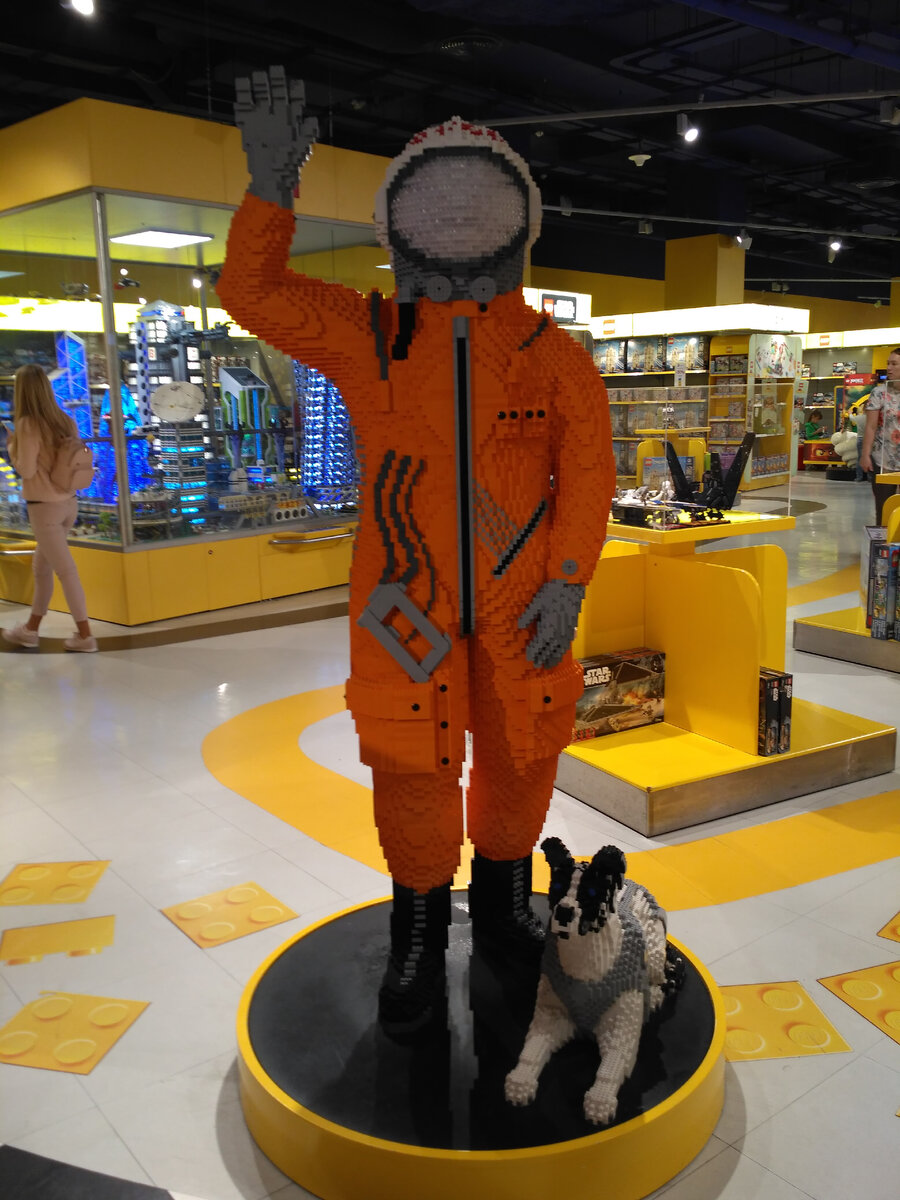 Космонавт с собакой.