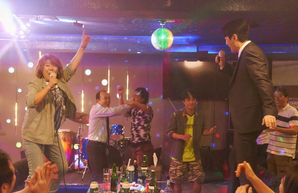 Ли Чжон Ын (слева) и Ча Сын Вон в кадре из фильма «Наш блюз». 