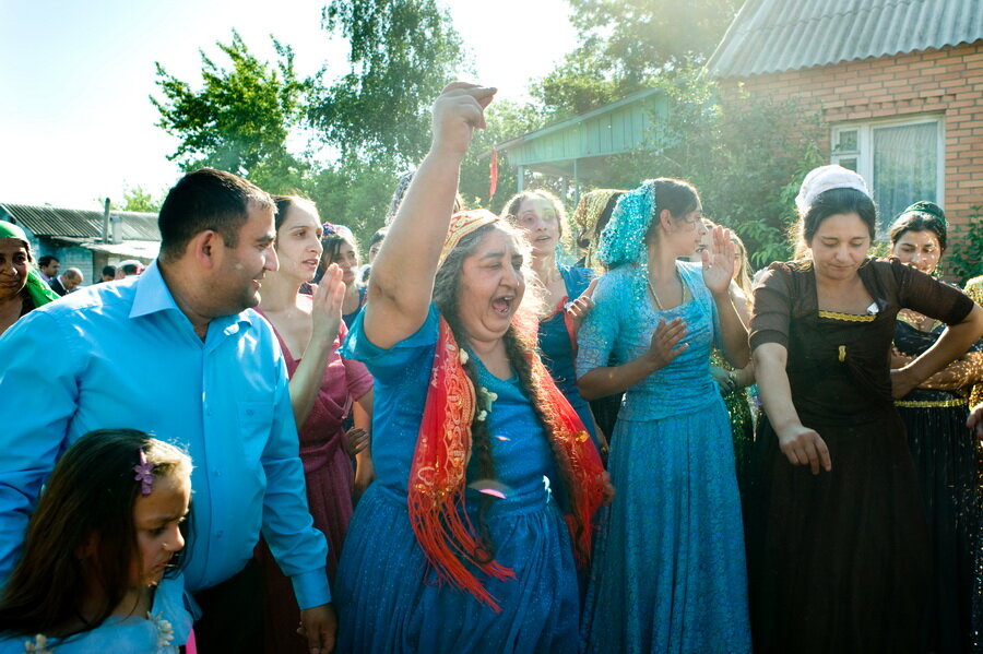 На свадьбах радуются только взрослые. Видимо это мать невесты, которая рада, что вот-вот избавится от своей 10-летней девчонки.