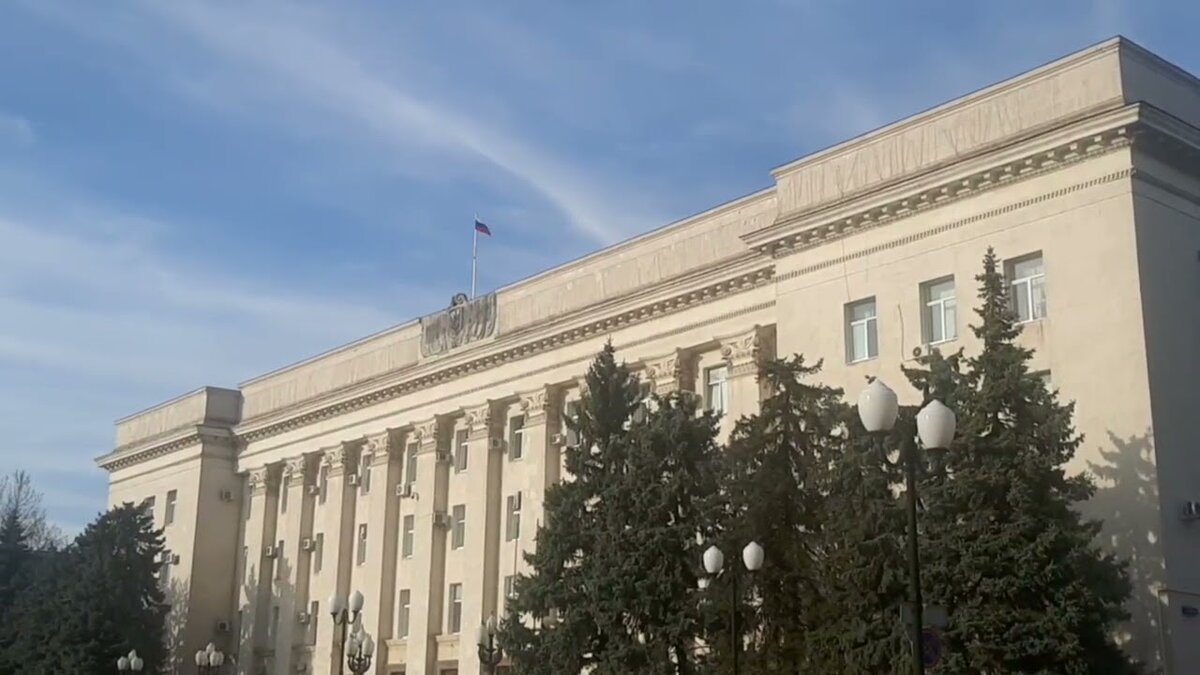 Наш флаг над администрацией Херсона.