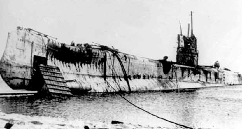 Подводный минный заградитель № 9, "Рабочий" на отмели после аварии