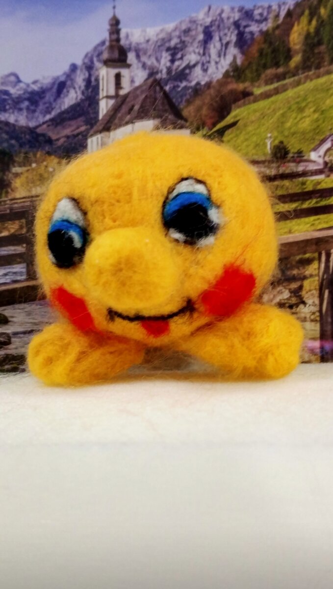 На фотографии аккаунта этот персонаж есть . Колобок сделан из жёлтой , красной , черной , голубой и белой шерсти . А ещё два пенопластовых шарика. Один маленький другой большой .