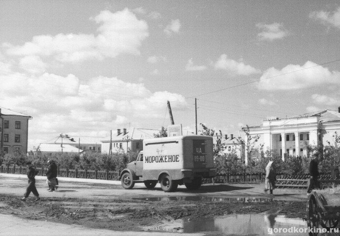 Было это давно, в XVIII веке, когда на Урале продолжались восстания башкир, которых насильственно сгоняли с земли. Выступления коренного населения жестоко подавлялись царскими войсками, захваченных повстанцев отправляли на каторгу, казнили. Очередную колонну клеймённых башкир-каторжников гнали из Уйской крепости в Челябу. Были в ней также татары, черемисы (марийцы), чуваши, принимавшие активное участие в башкирском восстании. Долгий путь измотал всех. Каторжники, истощённые, в рванной одежде и разбитой обуви, скованные по рукам и ногам, да вдобавок с товарищами по неволе, должны были преодолевать топи и буреломы в глухом лесу под окрики и плети конвоя. Позади тащились несколько повозок с немудрённым скарбом (вещами). Тут же лежали больные и вконец обессиленные. На берегу речушки, когда повозку бросало из стороны в сторону, один из каторжников, казалось бы, бездыханно лежащий на повозке, сумел незаметно выпасть в густую траву. Колонна прошла. Исчезновение каторжника никто не заметил. Бежать, бежать… Свобода, хотя на руках и ногах кандалы. Шёл и полз каторжанин долго, пока не выбился из сил. Трудно было передвигаться по лесу, закованному в кандалы, голодному, израненному и больному. Беглец потерял сознание.
На восточном берегу обширного озера, которое башкиры называли Бектышом, дымились ямы. Это кузнец Никифор Шатров из крепости Еткуль с сыном Петром, тоже кузнецом. У ямы работал только Пётр. Никифор ушёл на поиски пасшихся лошадей. Пётр закончил работу, а отца всё нет. Светало, всходило солнце. Пётр услышал ржание коней. Это возвращался отец. Подъехав, Шатров старший соскочил с коня и начал снимать с другой лошади странную поклажу. На лошади, переброшенным поперёк, лежал оборванный человек. Сначала подумалось, что человек убит. Но пленник был жив, находился в беспамятстве, очень больной и сильно худой. Через рваную одежду видны смуглая кожа и выпирающие из-под нее рёбра. На тонкой шее, на суровой нитке медный маленький крестик. Перенесли больного в тень, сделали удобную постель из сухого сена. Вскоре больной начал вскакивать, что-то кричать на непонятном языке. Он хрипло дышал, его трясло и знобило. Напоив метавшегося в бреду горячим чаем, настоянным на лечебных травах и землянике, Шатровы хорошо укутали его в зипун. Больной успокоился и заснул. Укрывая кандальника, Пётр нащупал в кармане грязного самотканого бешмета сухую корку хлеба (размером в половину ладони).
Отец и сын призадумались: как быть с незнакомцем? Везти или не везти его в крепость? Говорить властям и соседям? Пётр видел клеймо, поэтому решили пока в крепость не везти, продолжить свои хозяйственные дела на озере, выходить больного, а там видно. Разбудив беглеца, сбили ему кандалы. Незнакомец заплакал благодарными слезами, крестился, но снова впал в беспамятство. Оклемался на третий день. Только теперь произошло настоящее знакомство между кандальником и обитателями Бектыша. Был беглец молод, не более 25 лет. Высок ростом, широк в плечах. Лицо обрамляла курчавая борода и усы. Брови широкие, темные волосы откинуты назад. 
За завтраком завязался разговор. Беглый указал на себя и несколько раз повторил: «Афоня …Афоня…». Семья Шатровых поняла, что зовут его Афоней, Афанасием. Каждый представился таким же образом. Это был первый урок русского языка для каторжника черемиса. Вспомнили о находке в кармане и дали ему фамилию Коркин.
Осенью Афанасий женился на Марфе – дочери Никифора. Сыграли свадьбу. Но жить в Еткуле им не пришлось. Опасно. В крепость наезжали государевы чиновники, гонцы воеводы. Атаман крепости Меньшенин, крёстный отец Марфы, да и казаки, гулявшие на свадьбе, посоветовали поселить семью Афанасия Коркина на берегу речки Чумляк. Казаки оказали помощь, срубили дом, надворные постройки. (По предположению краеведа В.В. Цицера, дом был поставлен там, где сейчас библиотека семейного чтения).
Во дворе вырыли колодец, в котором вода оказалась на редкость вкусной и холодной. Потом заимка превратилась в посёлок, в котором поселились некоторые еткульские родичи и другой пришлый люд.
Позднее посёлок получил название «Коркина» по фамилии первопоселенца. Под названием Коркина он был зарегистрирован в канцелярии Исетского воеводства и в актах древних списков Российской империи. 
