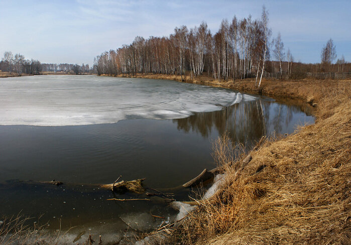 Речка надувается. Водоем весной. Весенний пруд. Водоемы с весенний лед. Таяние пруда.