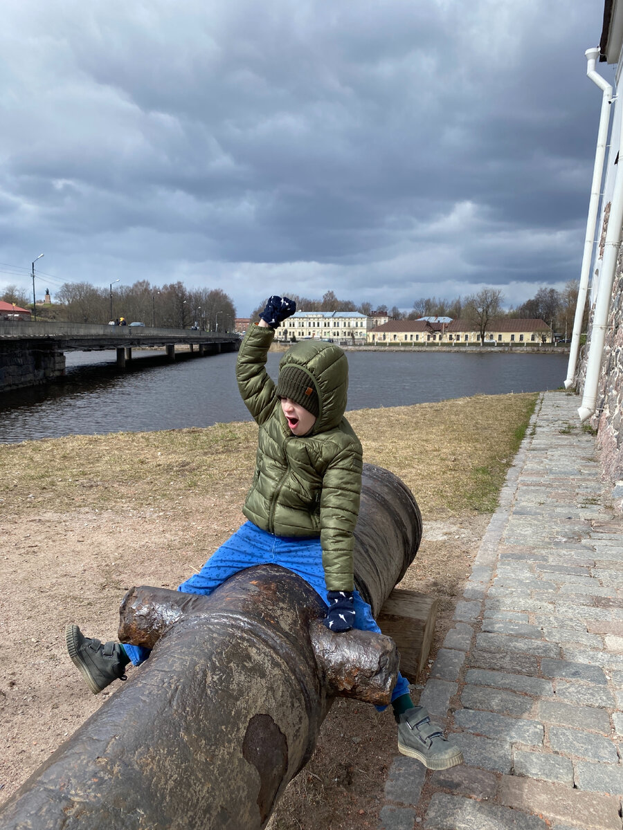 Фото автора. Петя примеряет на себя роль Мюнхгаузена, долетевшего до турецкого города на ядре 