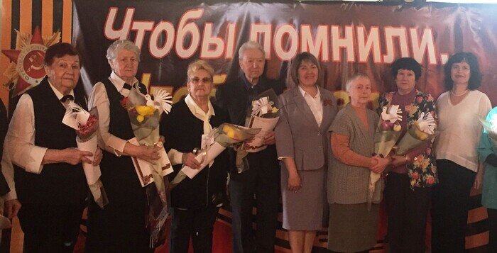 Татьяна Небоженко (третья справа) на награждении участников проекта «Детские слезы войны».