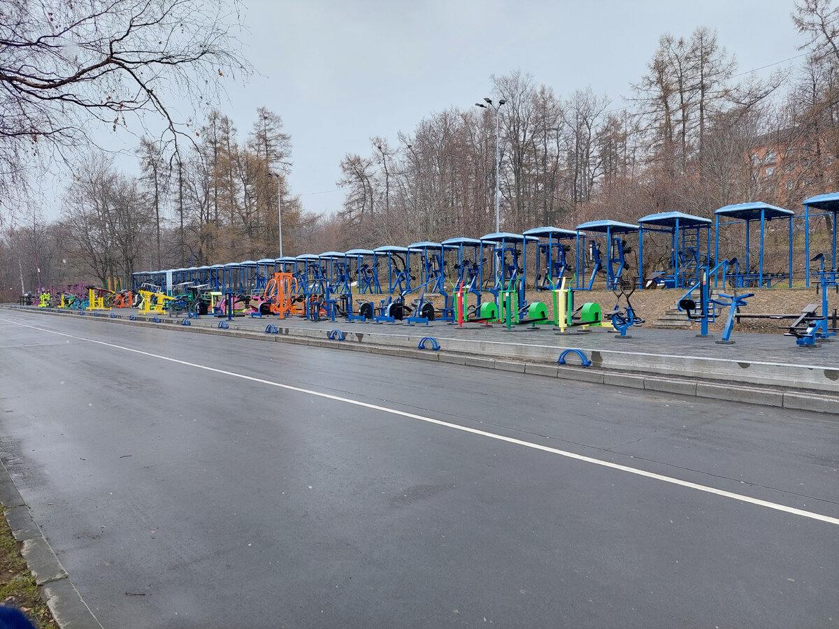 Протяжённость ряда тренажёров - более 200 метров. фото автора.