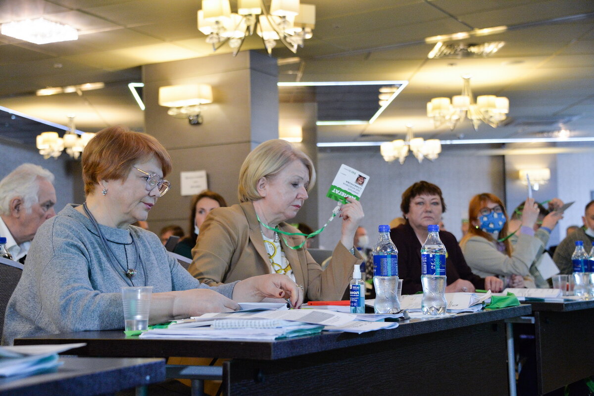 Эмилия Слабунова (в центре). Фото: пресс-служба партии