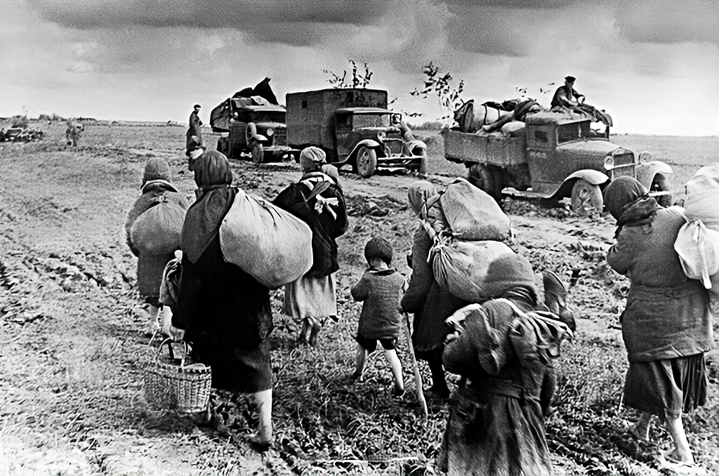 Бегство мирного населения от "коричневой чумы", фото 1941 года.
