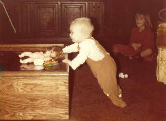 Холли Клюс в детстве в 1980-х годах. 
