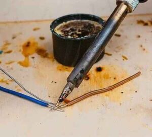 Как лудить провода припоем и флюсом, чтобы паять