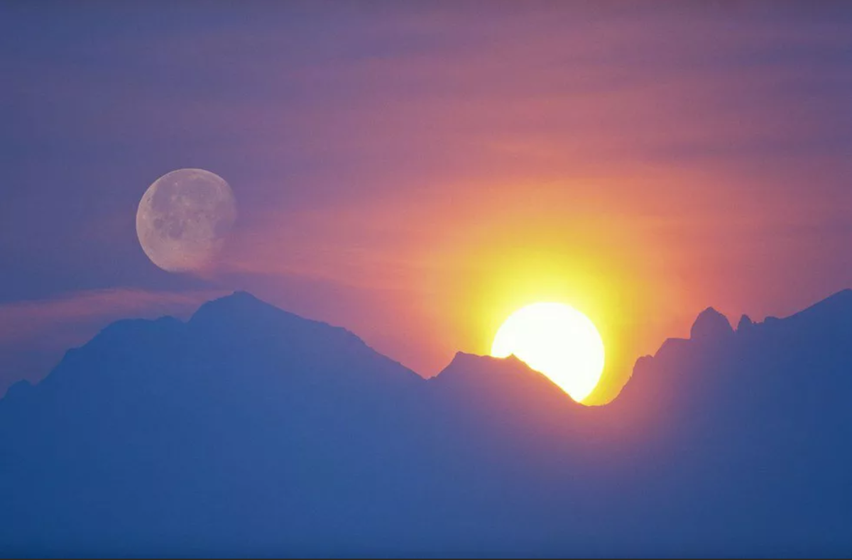 Sun lensar. Солнце и Луна. Луна и солнце одновременно. Солнце и Луна на небе. Небо солнце.