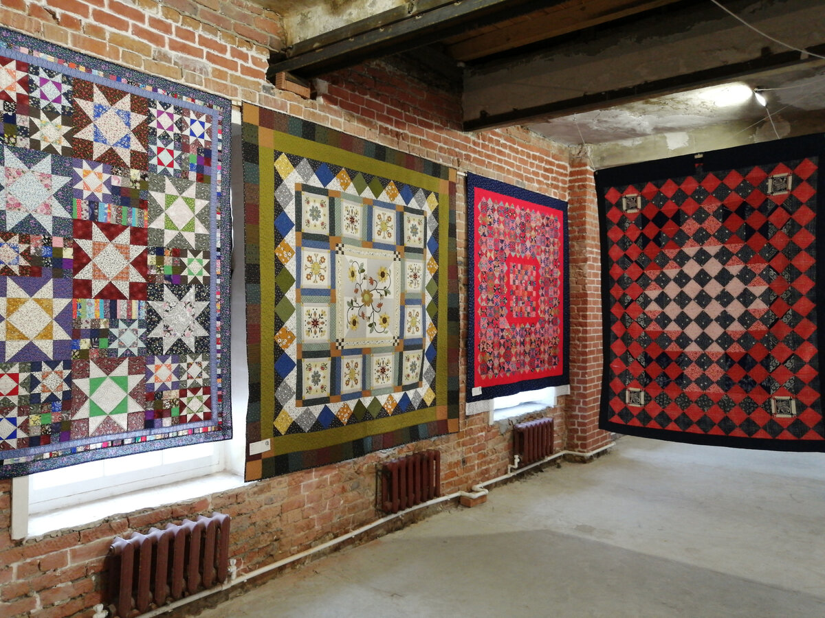 В рамках фестиваля работало порядка десяти выставочных площадок с работами мастеров лоскутного шитья. 