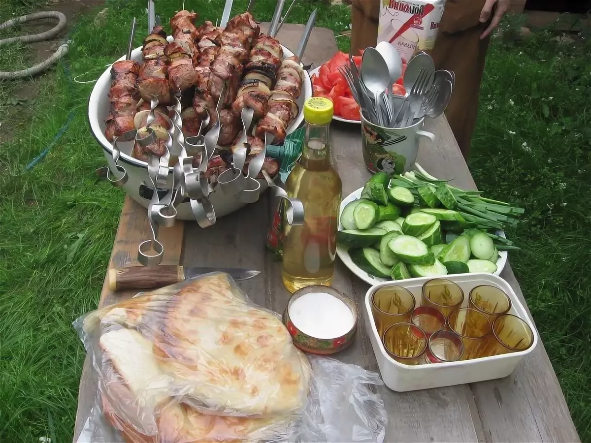 Стол на природе - что может быть лучше...