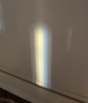 Источник: лампочка раскрашенная напополам синим и желтым цветом. В центральном максимуме смесь (ближе к белому свету), в первых максимумах синий и желтый цвета.