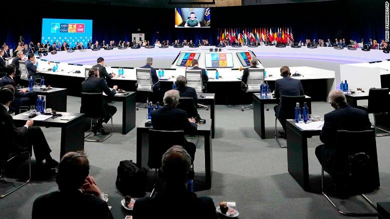 Президент Украины Владимир Зеленский в среду выступил на Мадридском саммите НАТО, где ключевой дипломатический прорыв проложил путь к вступлению Швеции и Финляндии.