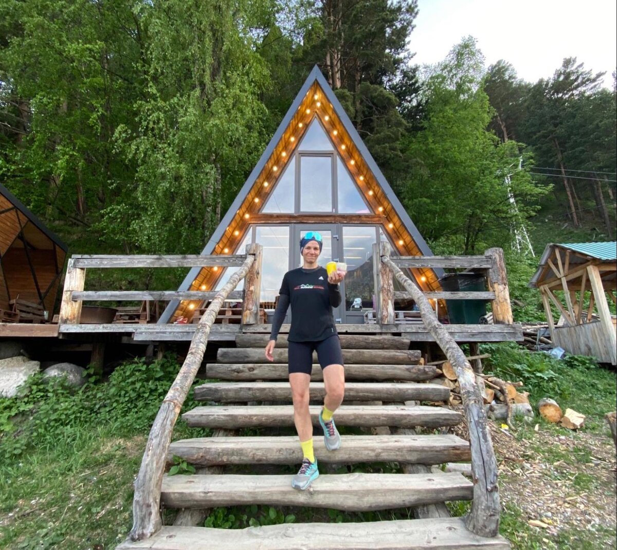 
Ольга Ильина выходит с флэт уайтом из кофейни в Терсколе после беговой тренировки ©Ольга Ильина