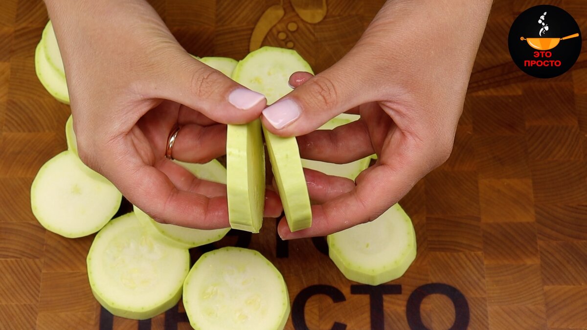 Фото можно листать влево