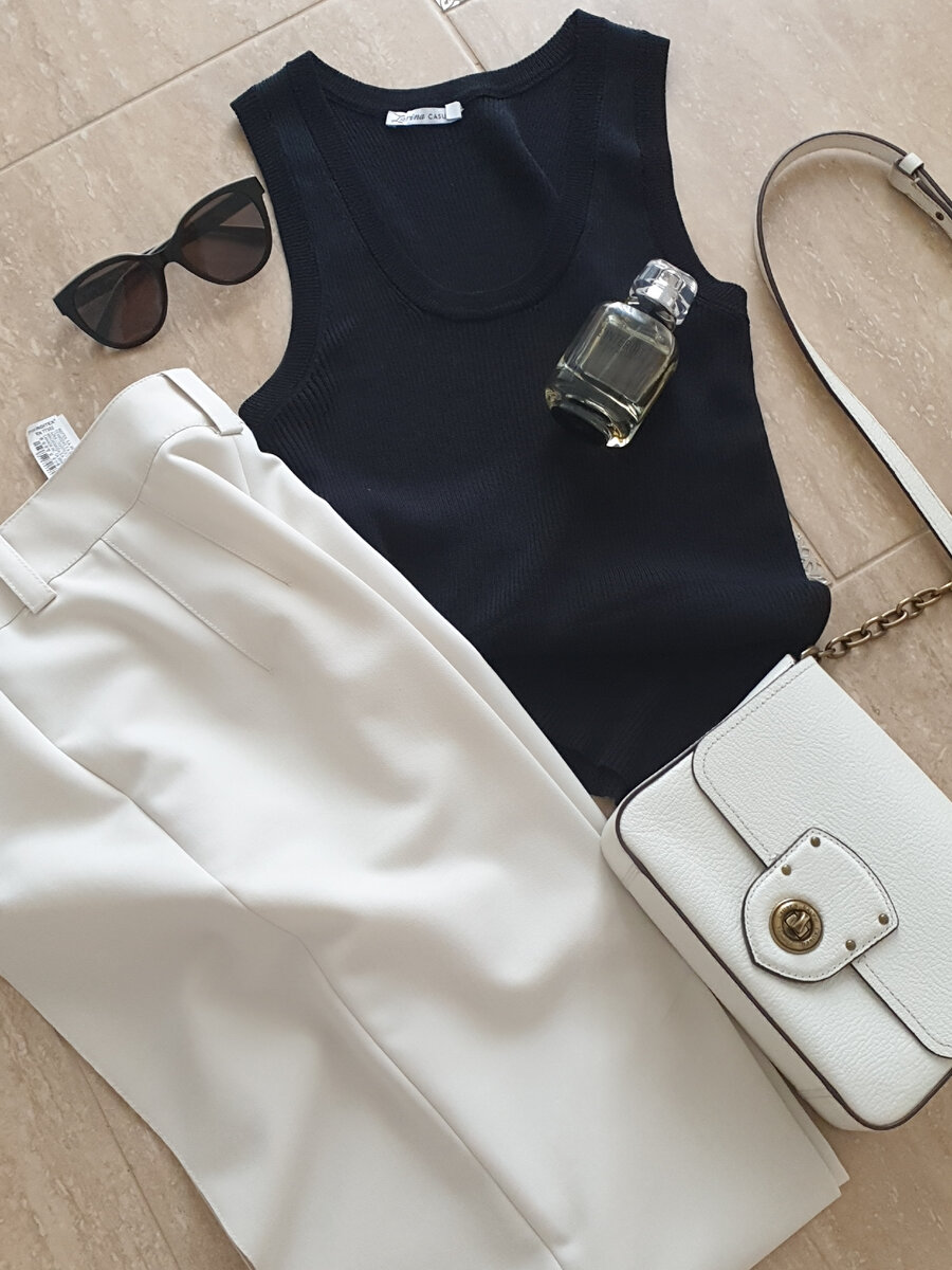 Фото автора, Екатерины. На фото: топ в рубчик ZARINA, брюки ZARA, очки Chanel, сумка Ralph Lauren, парфюм Givenchy. Так модно обозначать предметы на фото:)