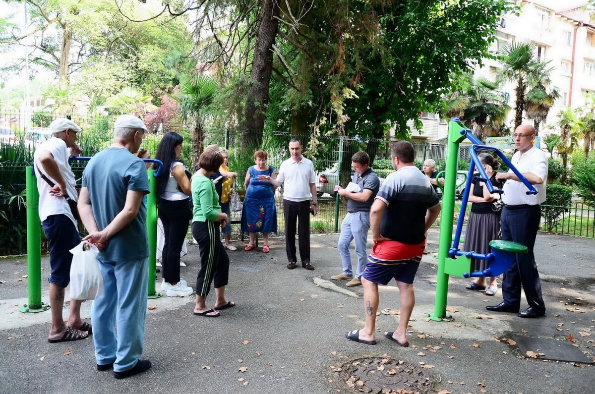 Виктор Тепляков и жители улиц Островского и Воровского г. Сочи 