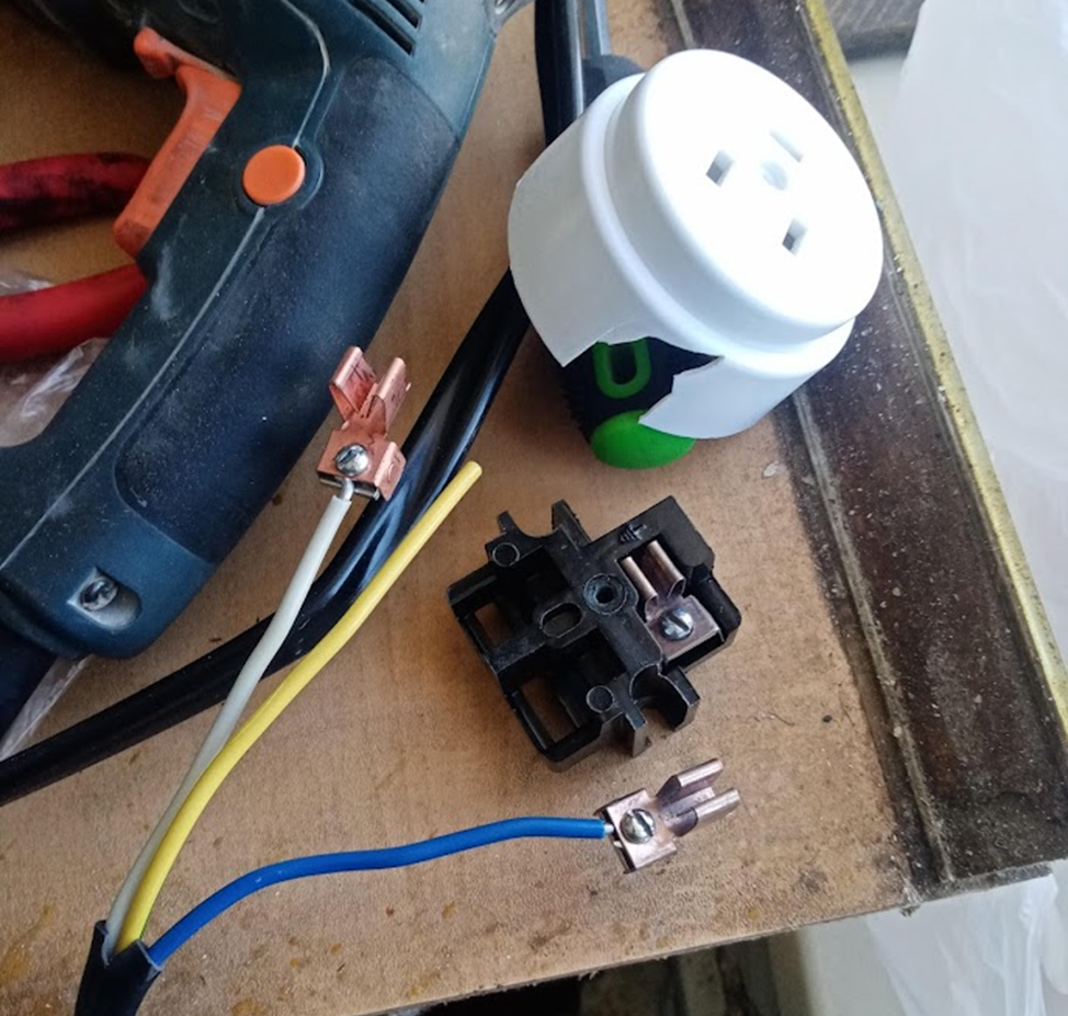 Присоединение жил кабеля к контактам розетки электроплиты