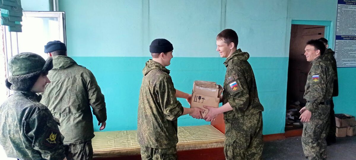 Вот так по цепочке мусор десантировали в окно - прямо к двери котельной.
