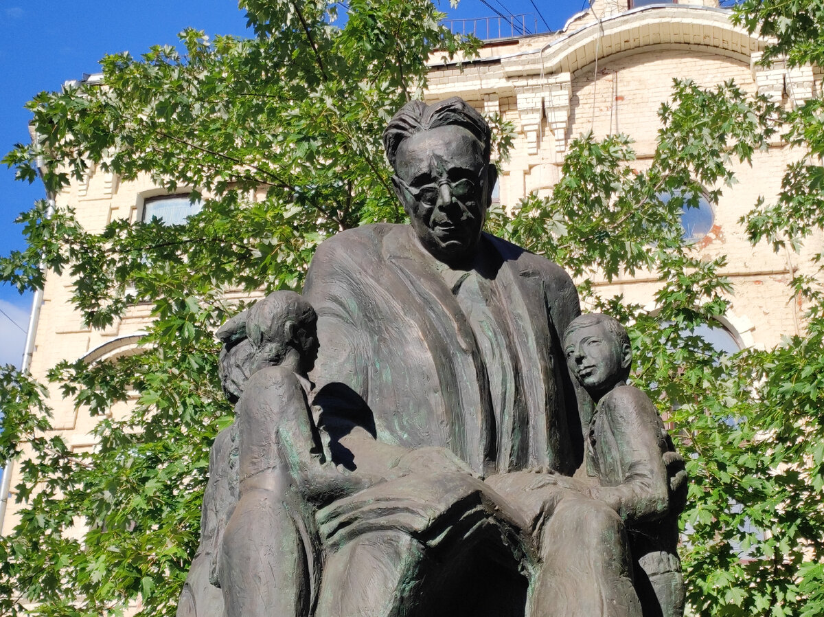 Памятник маршаку в москве