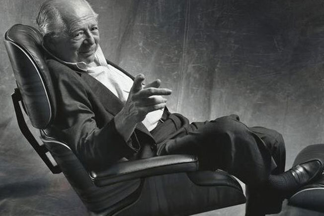 Знаменитый режиссер Билли Уайлдер в подаренном Имзами кресле Eames Lounge and Ottoman.