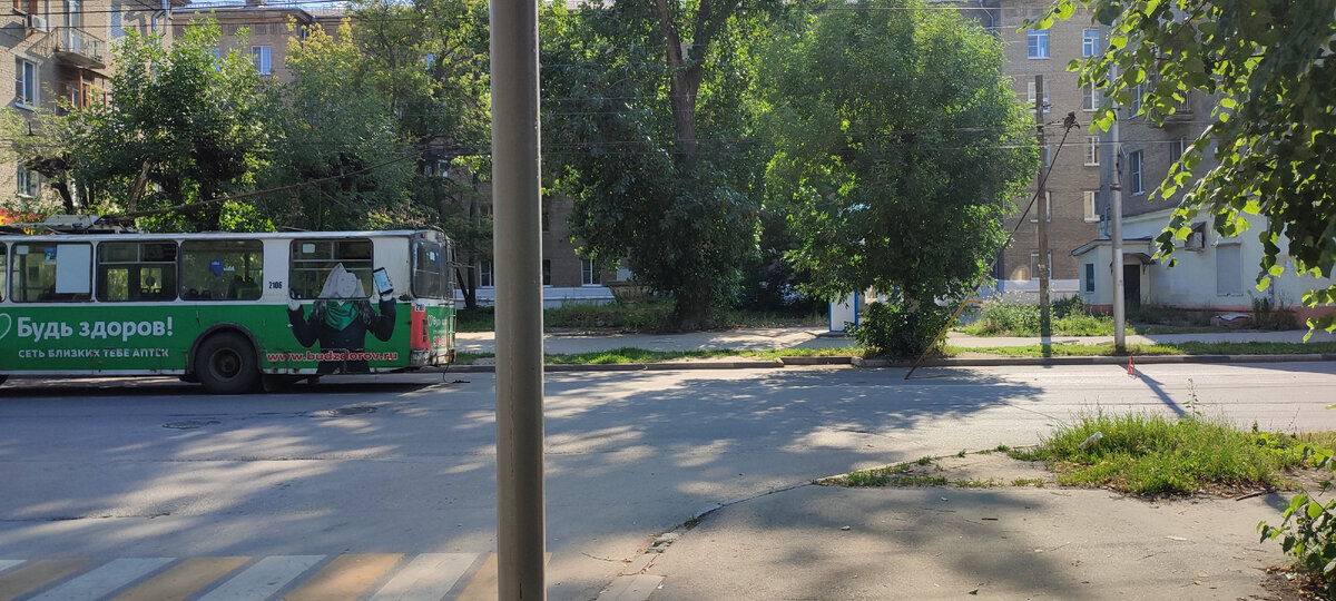 Рог остался висеть на проводах.