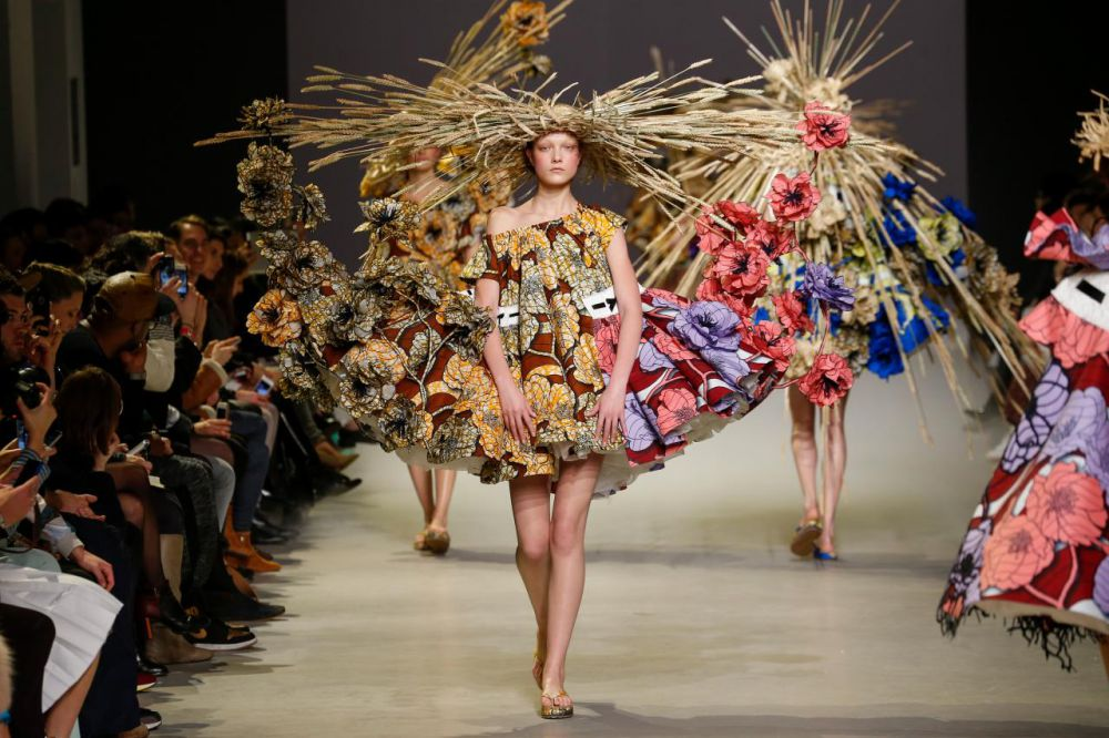 Мода это. Viktor Rolf Haute Couture. Модельеры РОЛЬФ И Виктор. Viktor Rolf коллекции 2021. Коллекции 