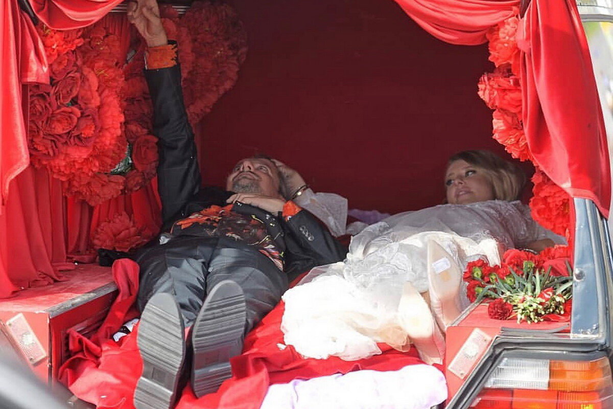 Устроительница феерически кощунственной провокации - немного разволновалась. Пока еще не очень сильно, но и это хороший знак. 