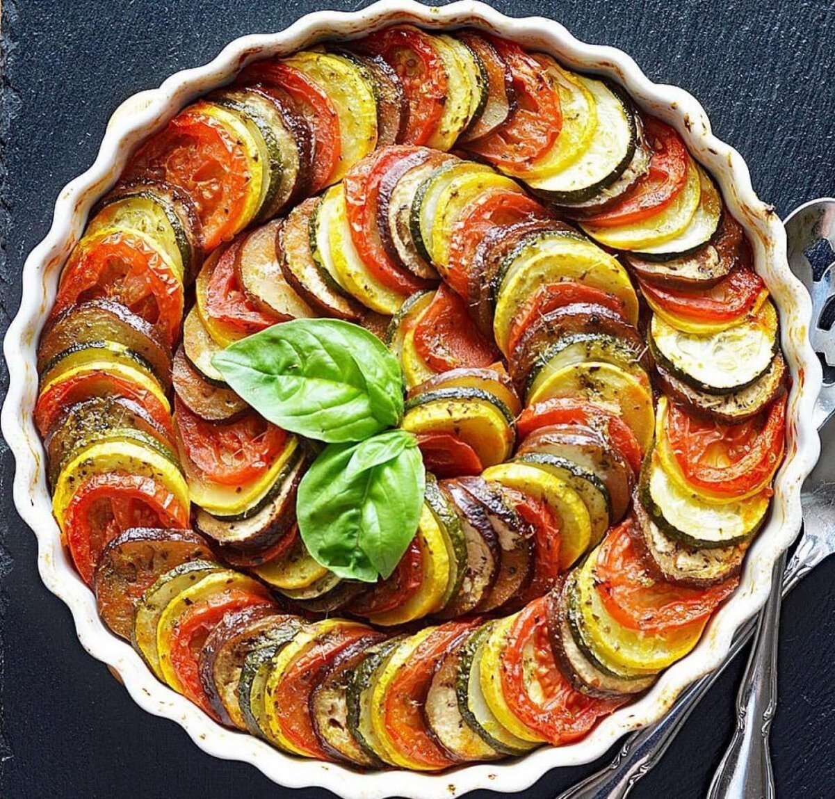 Рататуй баклажан кабачок помидор. Рататуй блюдо какой. Рататуй из овощей. Французская кухня рататуй. Рататуй фото.